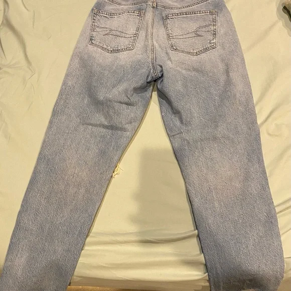 American Eagle Mom Jeans Light Wash Ripped Distressed  Size 2 short. - Picture 6 of 8